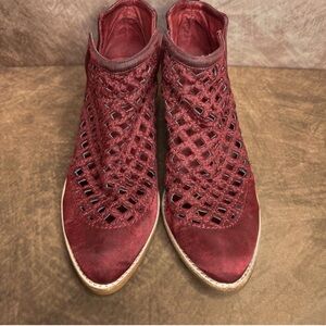 Anthropologie Jeffrey Campbell Taggart Booties Wine Velvet Size 7 ( EU 38)